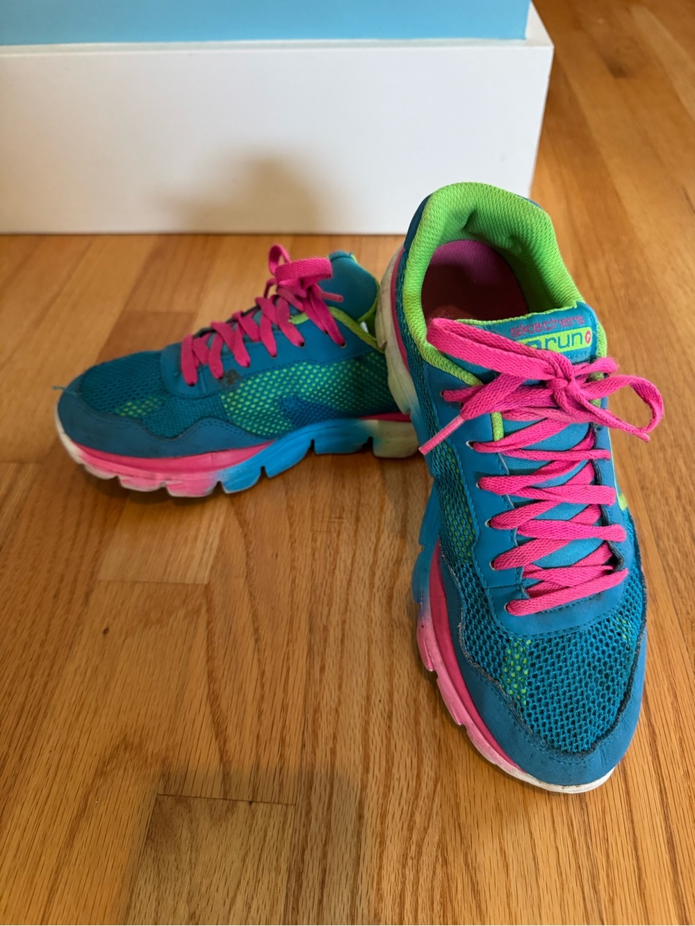 Skechers GOrun Kids Teal Sneakers with Pink Laces - Picture 2 of 4